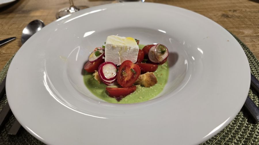 פרשנות על סלט יווני